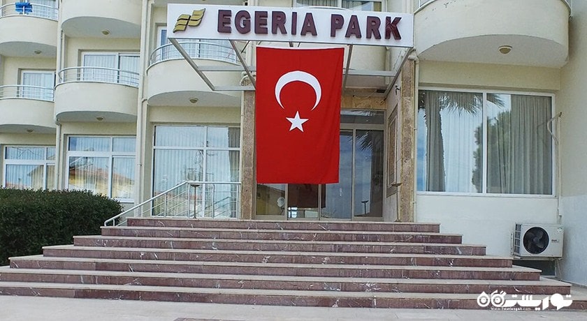 نمایی از درب ورودی هتل